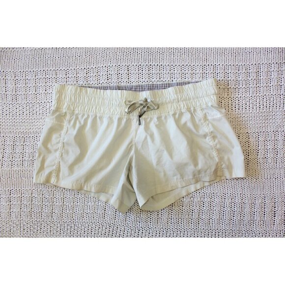 lululemon athletica Pants - Lululemon Hotty Hot Low-Rise shorts Running pants Size 6 Lightweight outdoor